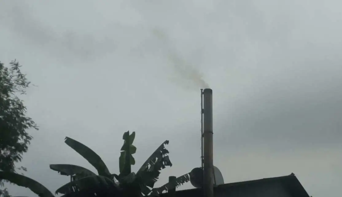 Pabrik Pengolahan Biji Plastik di Desa Cicadas Diduga Langgar Aturan, Asap Cerobong Cemari Lingkungan