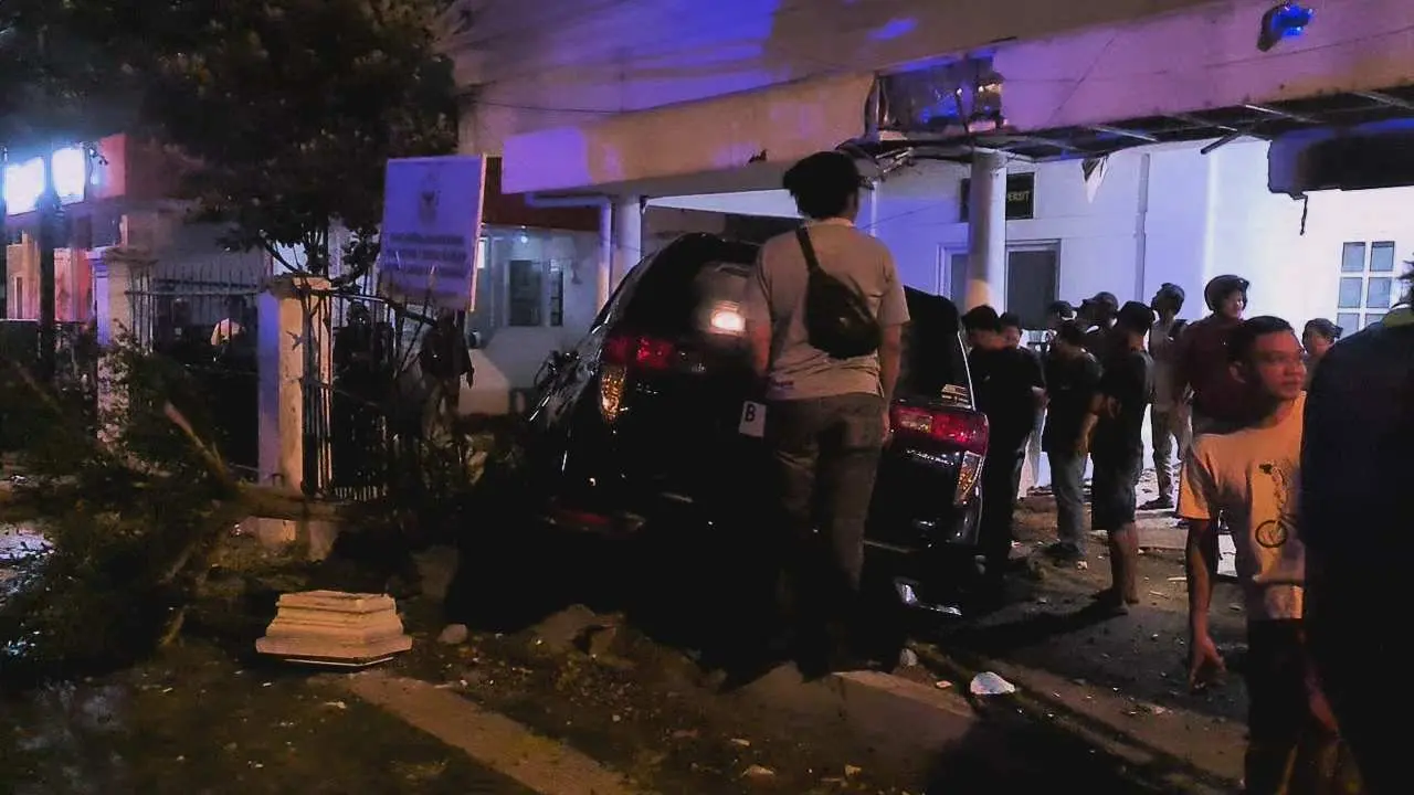 Diduga Mabuk, Sebuah Mobil Mini Bus Menabrak Denpom 3 Kota Bogor