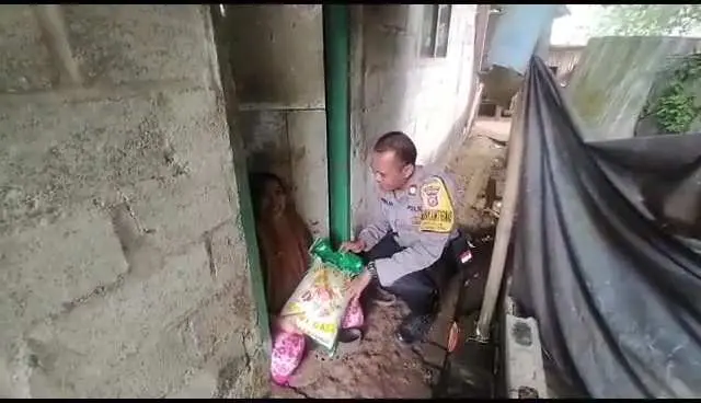 Bukan Hanya Menjaga Kamtibmas, Bhabin Desa Wanaherang Juga Berikan Sembako Kepada Warga Binaanya