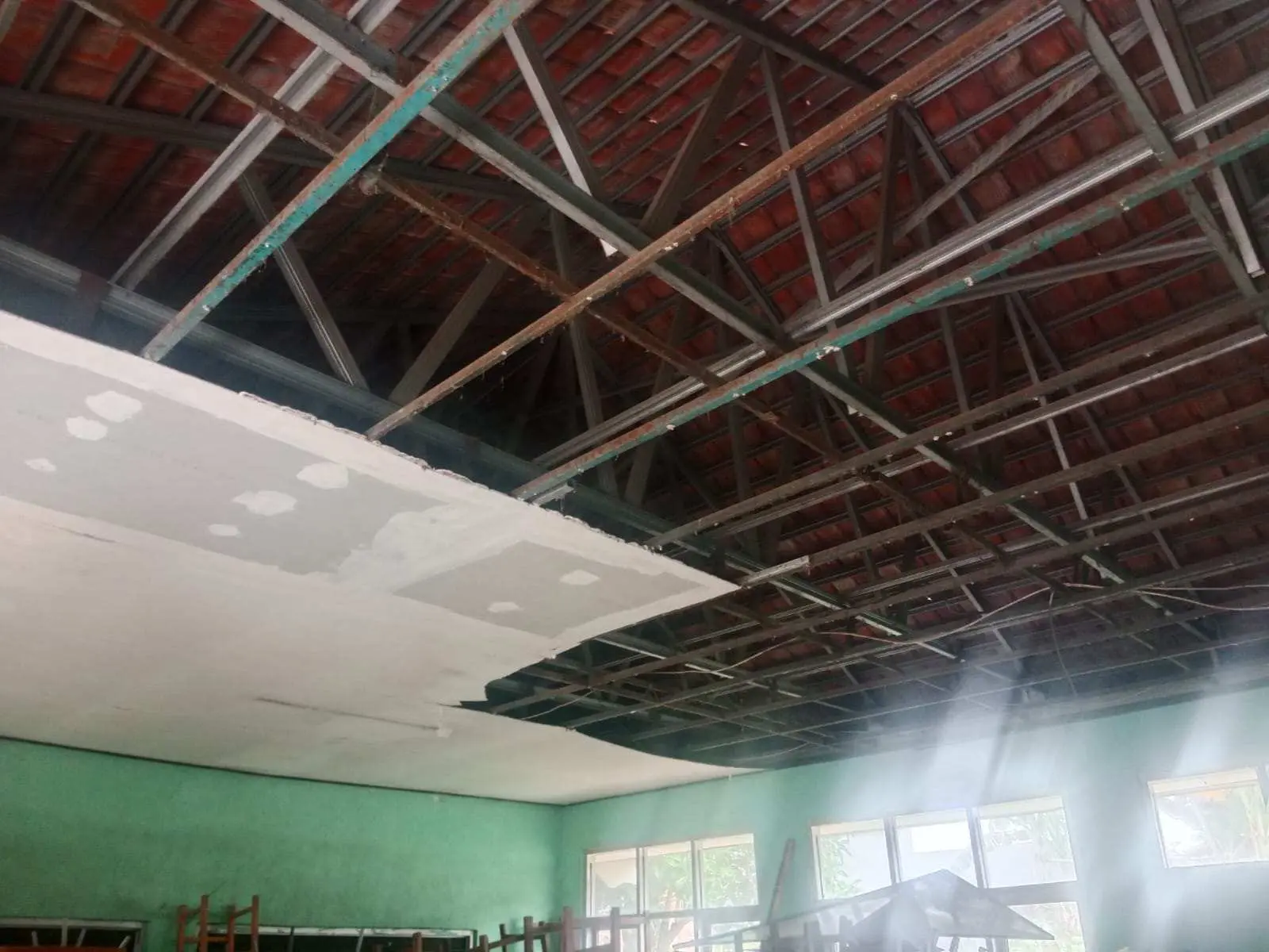 Dari Disdik Hingga Anggota Dewan Sudah Meninjau,  Atap SDN 1 Bojong Nangka Hampir Ambruk!