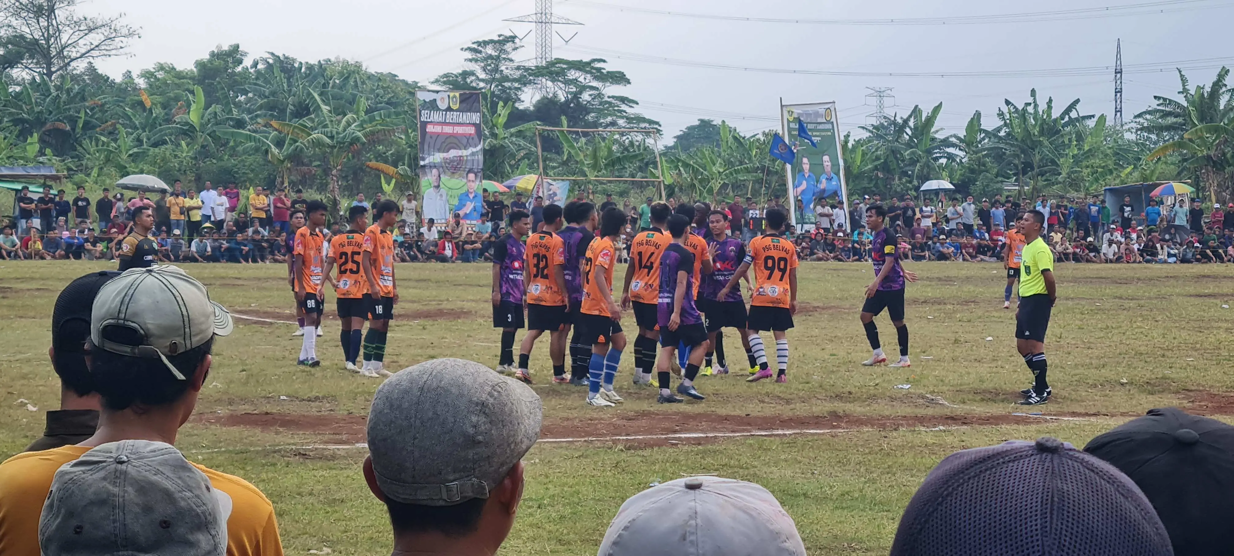 Sempat Ricuh, Tim Kesebelasan RW 22 dan RW 08 dihadiahi Kartu Merah Oleh Wasit!