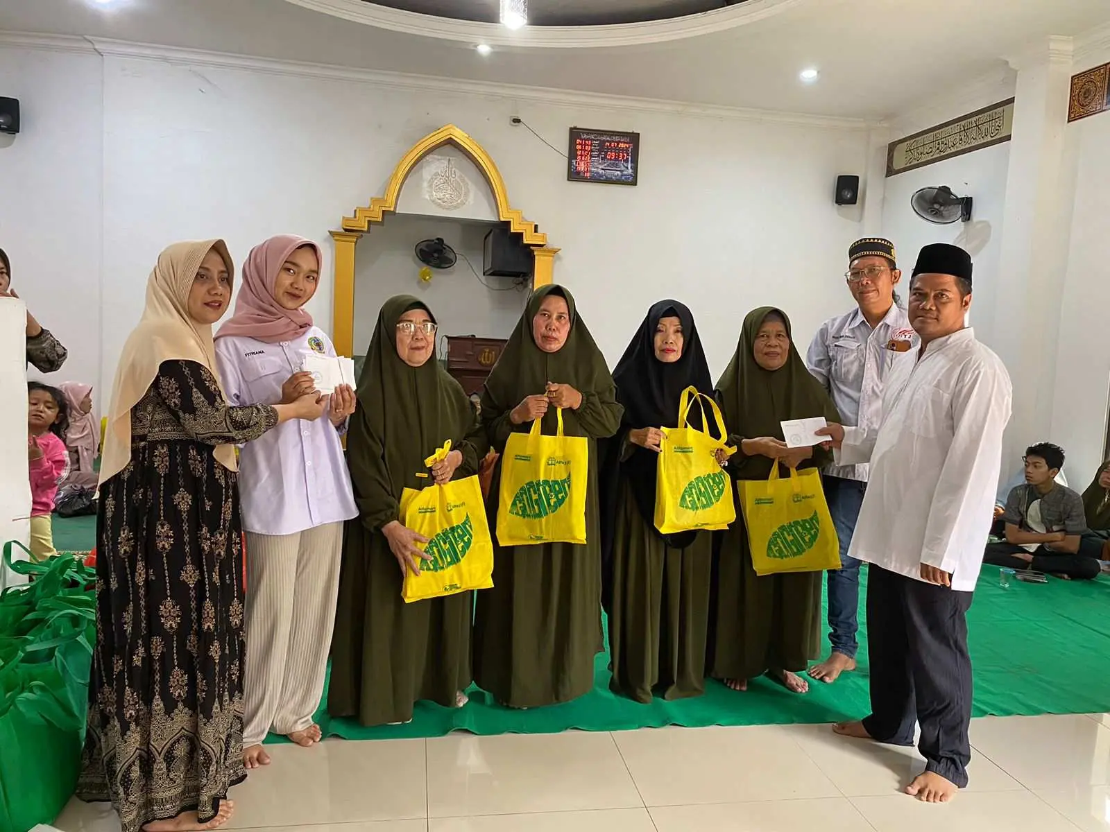 Sinergitas Sosial, Katar Unit 19 Desa Tlajung Udik Gandeng BTJ dan Alfamart Santuni Anak Yatim Dan Duafa