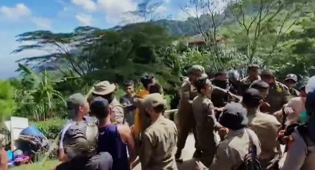 Bentrok Saat Pembongkaran PKL Dikawasan Puncak Bogor, Petugas PUPR Disundul Pedagang