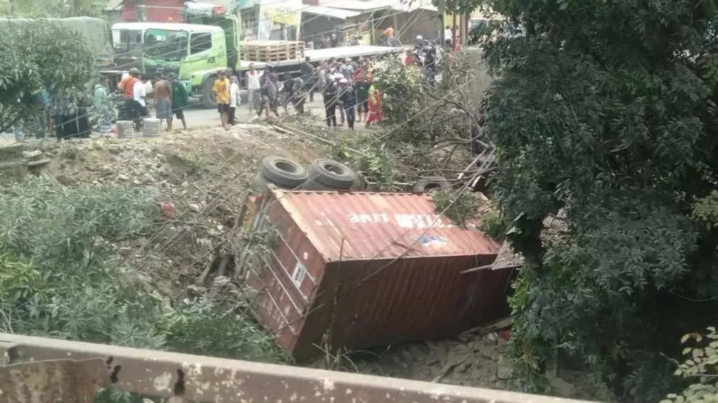 Alami Rem Blong, Truck Tronton Tabrak Sejumlah Kendaraan di Jalan Narogong 