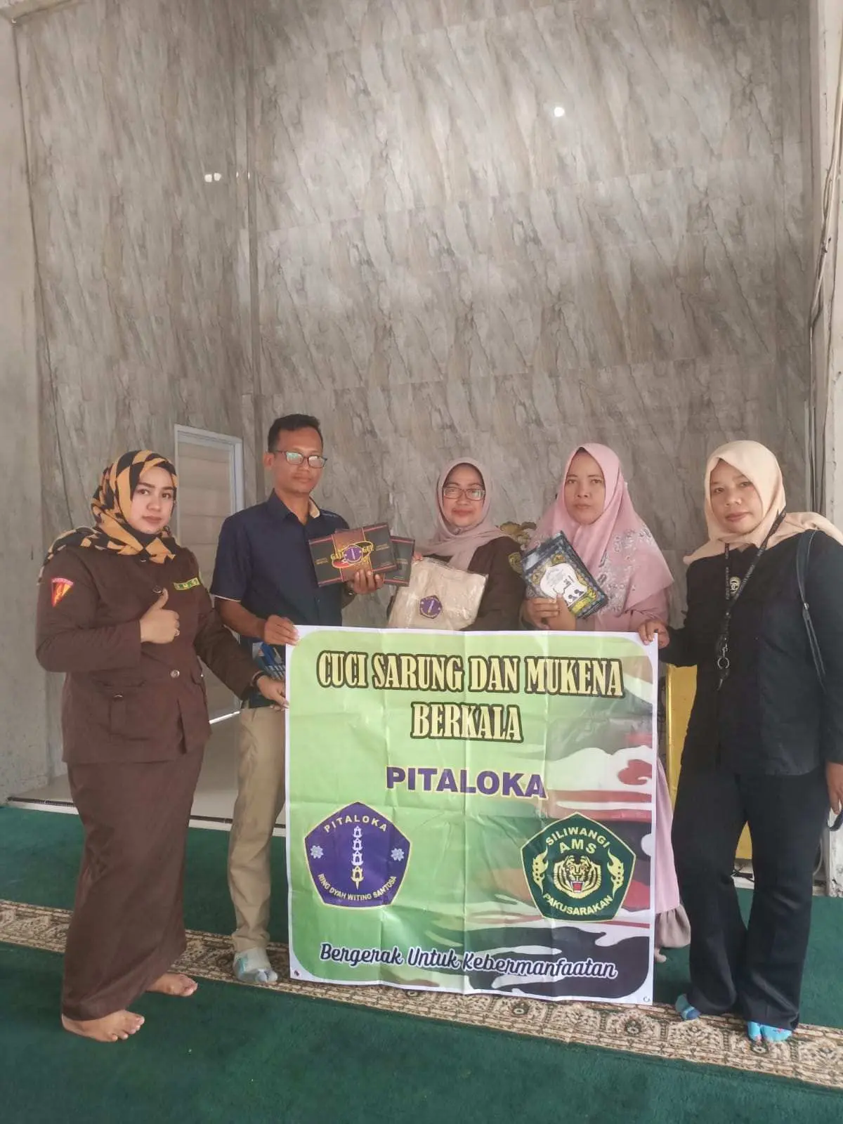 Memang Beda! Pitaloka AMS Rayon Gunung Putri Jalankan Program Cuci Mukena Sarung di Mesjid dan Mushola
