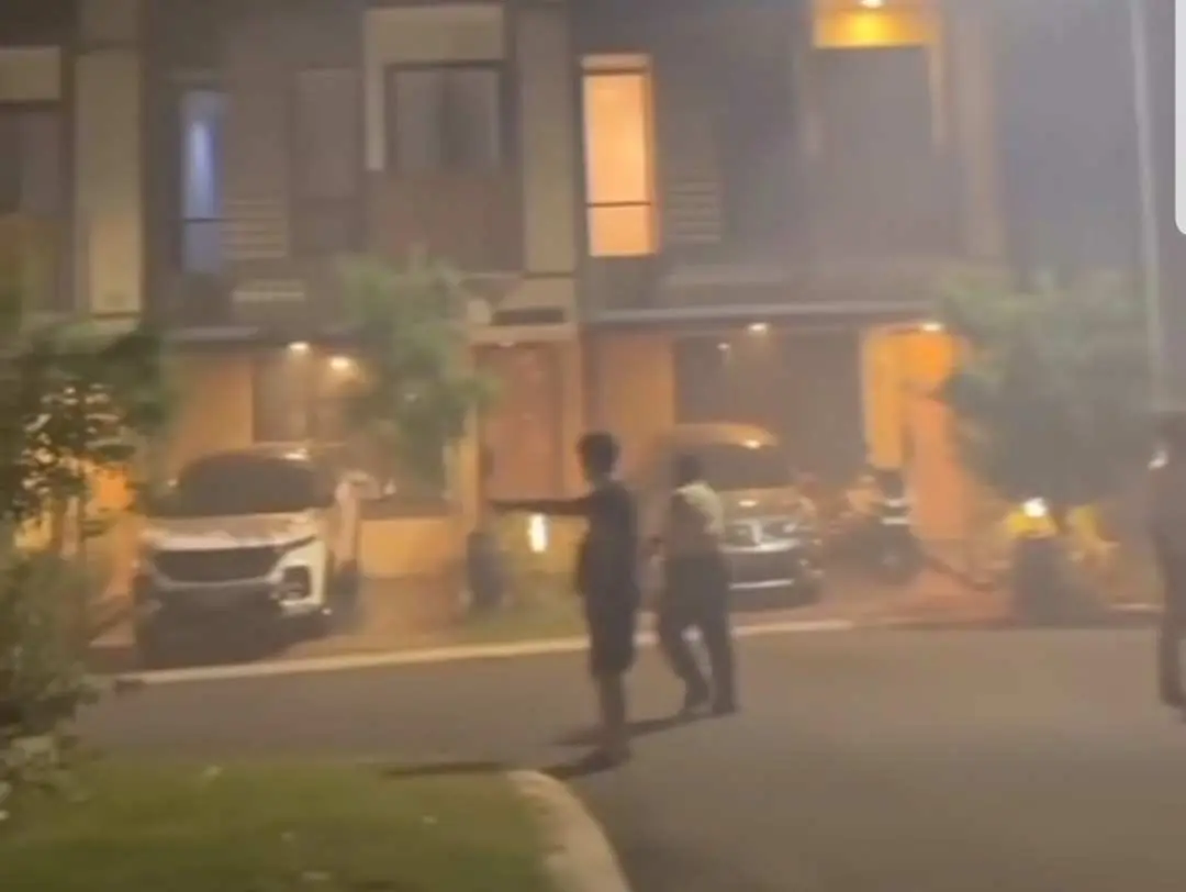 Warga Keluhkan Asap Tebal Pembakaran Sampah Masuk Komplek Elit Legenda Wisata Cibubur