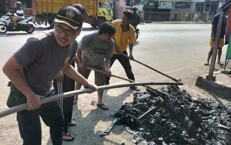 Antisipasi Banjir dan Cegah Berbagai Penyakit, Karang Taruna Cileungsi Kidul Lakukan Pembersihan Selokan Air