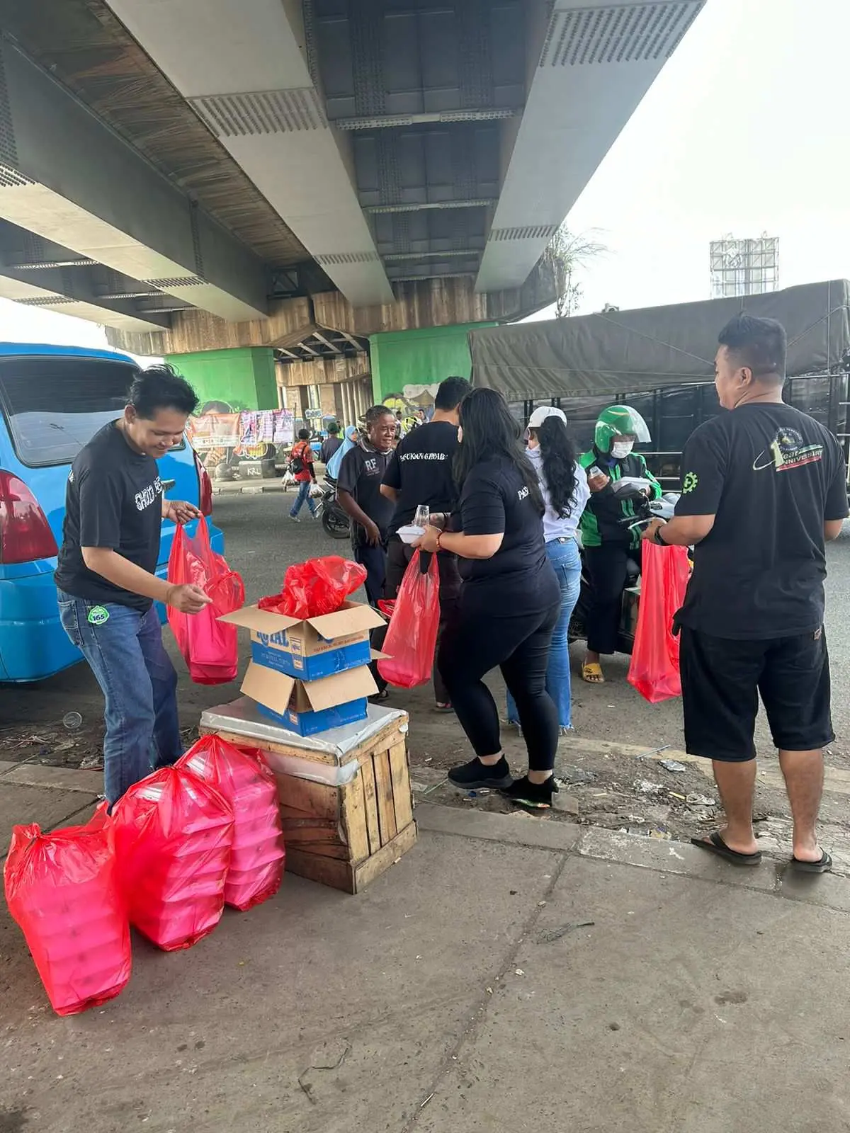 Komunitas Ghoib Peduli Bagikan 100 Paket Makan Siang Gratis di Flyover Cileungsi Bogor