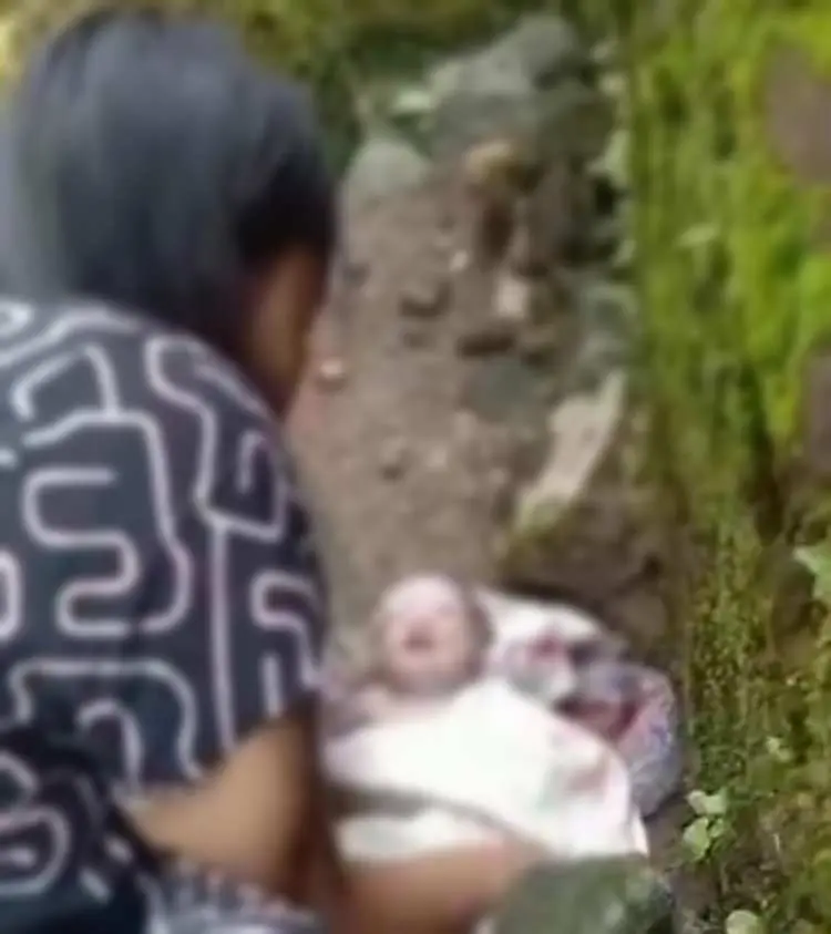 Seorang Bayi Berjenis Kelamin Perempuan ditemukan di Selokan Cigudeg Bogor