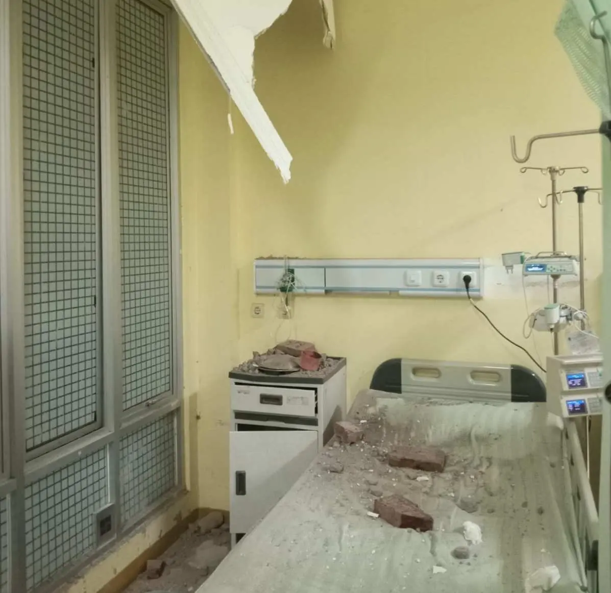 Garut di Guncang Gempa, Plafon Bangunan RSUD Singaparna Medika Citrautama Ambruk