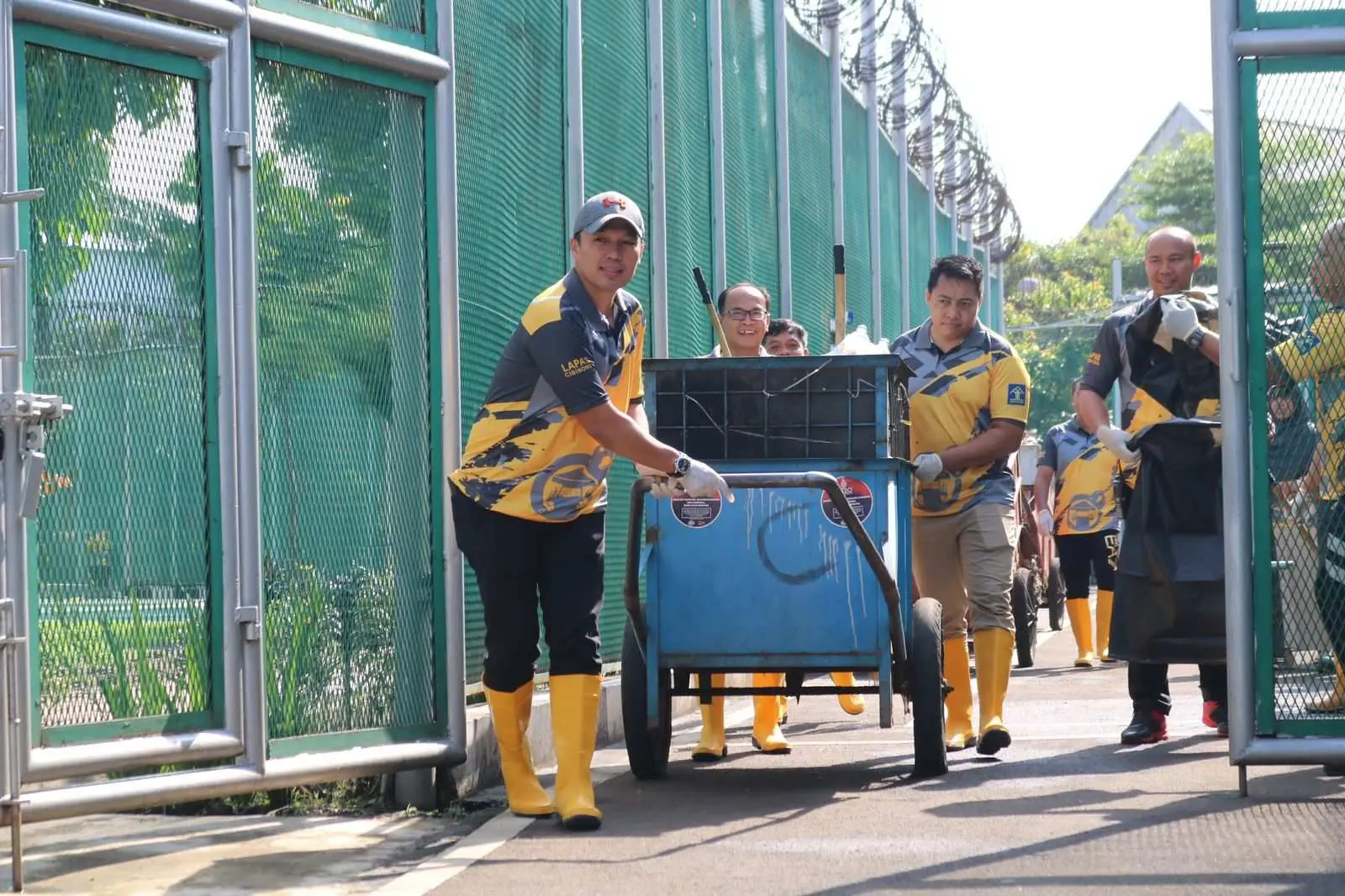 Wujudkan Pemasyarakatan Bersih dan Sehat, Lapas Cibinong Laksanakan Gotong Royong Bersihan lingkungan