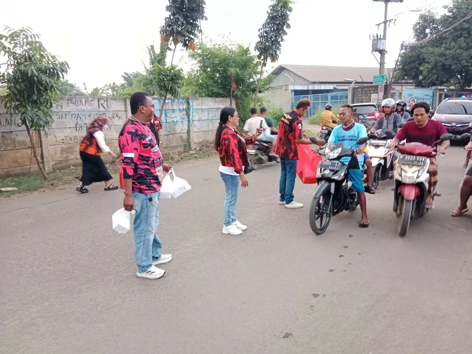 Rutin! Pemuda Pancasila Ranting Bojong Nangka Bagikan Takjil Gratis Kepada Pengguna Jalan