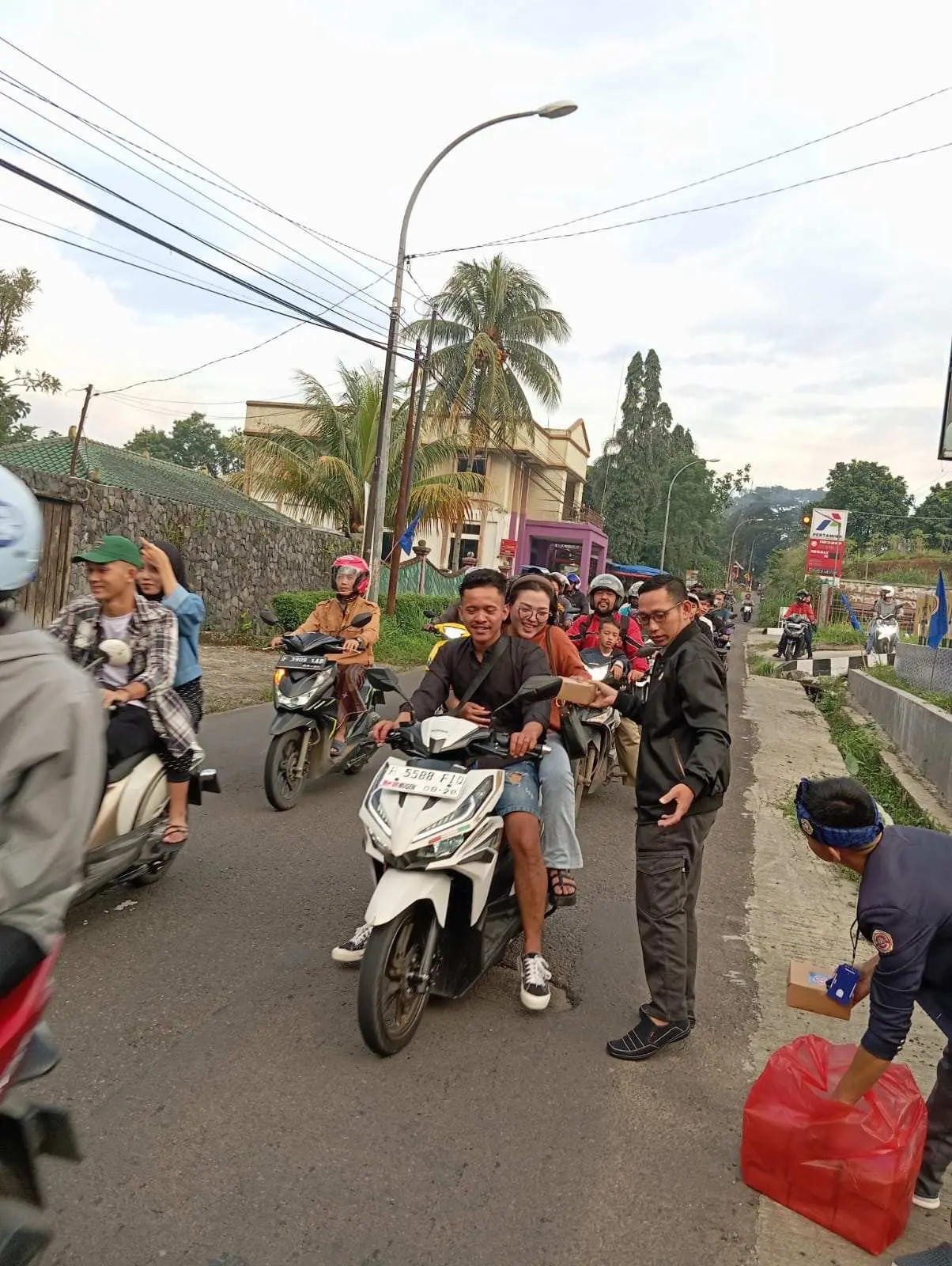 Sinergitas Bulan Ramadhan 1445H, Karang Taruna Beserta Pemdes Palasari Bagikan Takjil Gratis!