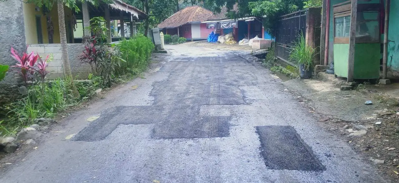 Respon Keluhan Warga, UPT PUPR Jonggol Perbaiki Jalan Berlubang di Sukamakmur