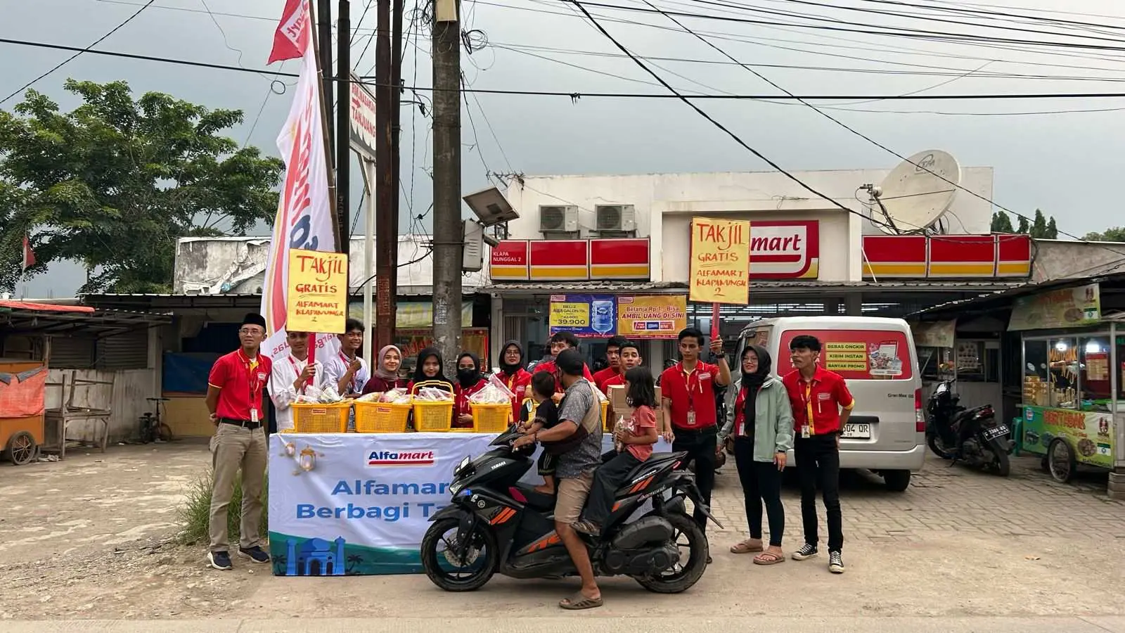 Jadi Agenda Rutin tiap Ramadhan, Alfamart Kembali Hadir Bagikan Takjil Gratis 