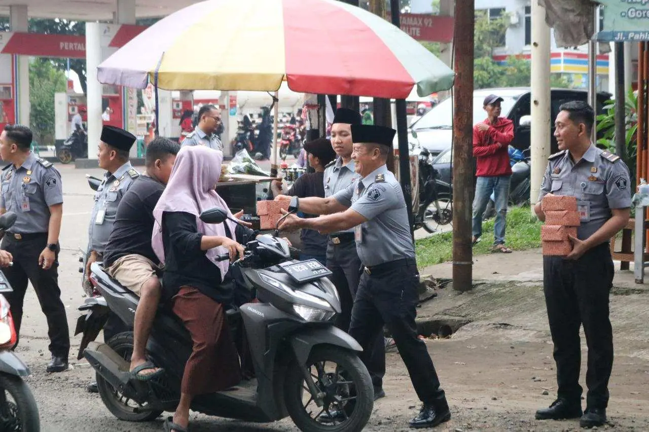 Bersama PK Ahli Utama Ditjenpas, Lapas Cibinong bagikan ratusan Takjil Gratis