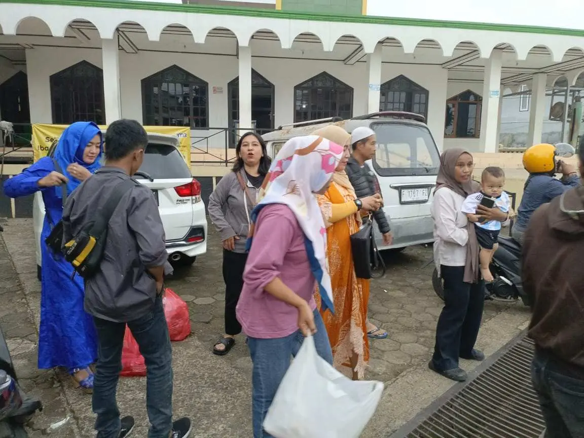 Berburu Berkah Ramadhan, Ikatan Alumni SMPN 1 Cijeruk Bagikan 100 Paket Takjil