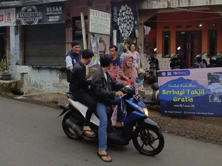 Berburu Berkah Ramadhan, Katar Ciburayut Bagikan 100 Paket Takjil Ke Warga