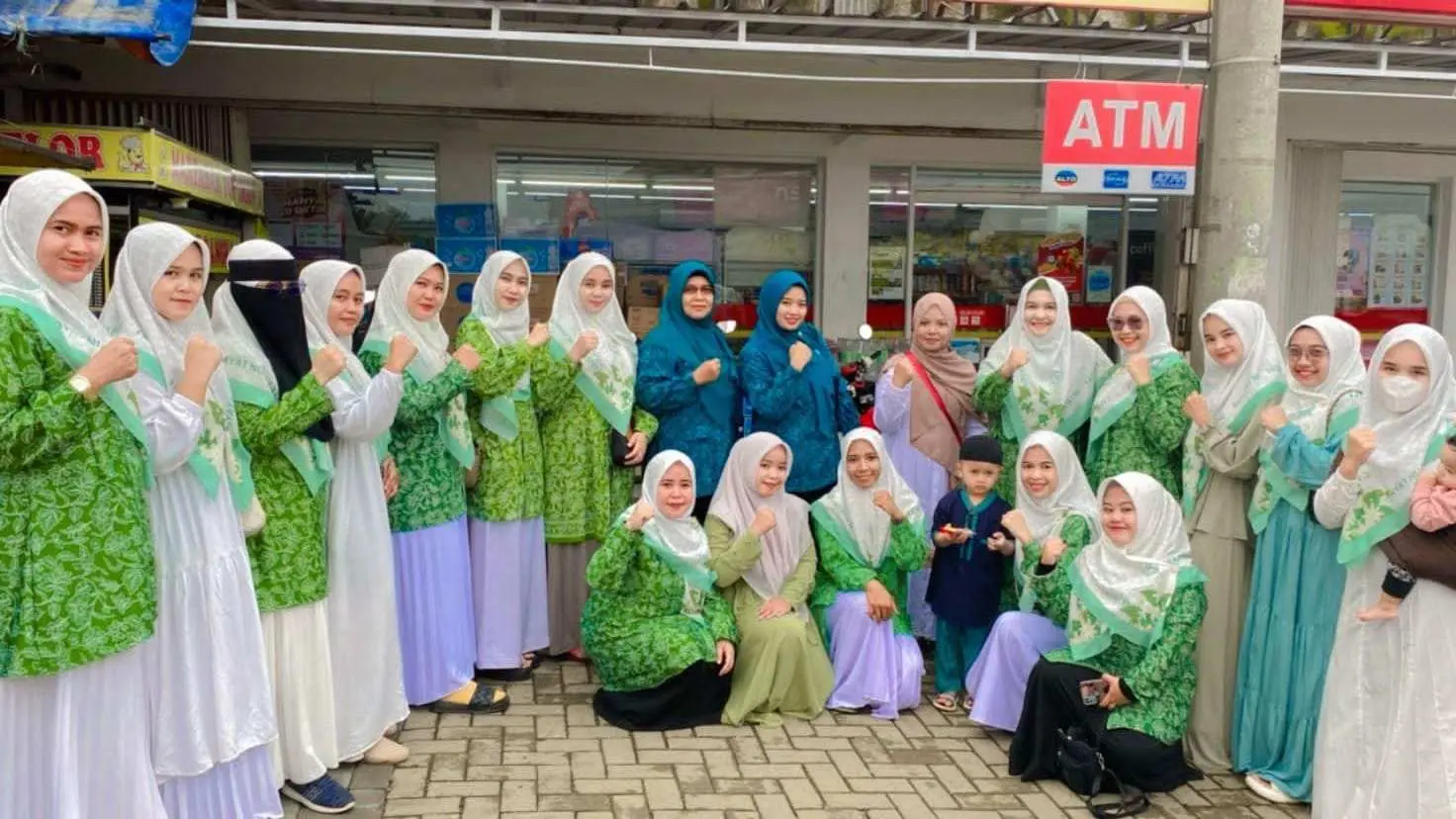 TP PKK Kecamatan Sukamakmur beserta Forkopimcam Bagikan Takjil kepada Para Pengguna Jalan