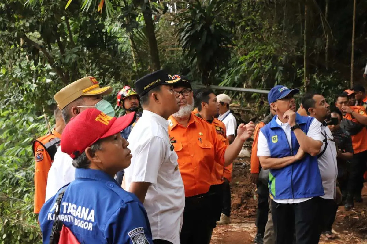 Asmawa Tosepu Tinjau Lokasi Longsor di Babakan Madang Sekaligus Serahkan Bantuan Kepada Para Korban Terdampak Bencana