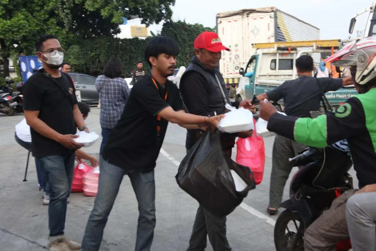 Insan Pers Bogor yang Tergabung dalam JJB Tebar Takjil Gratis