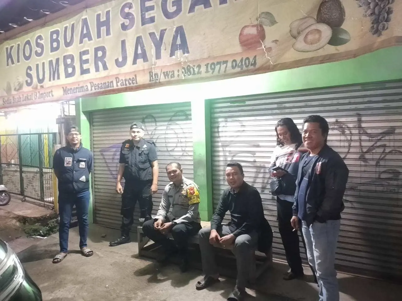 Penguatan Siskamling, Bhabinkamtibmas Polsek Gunung Putri melaksanakan Giat Ronda Malam bersama warga