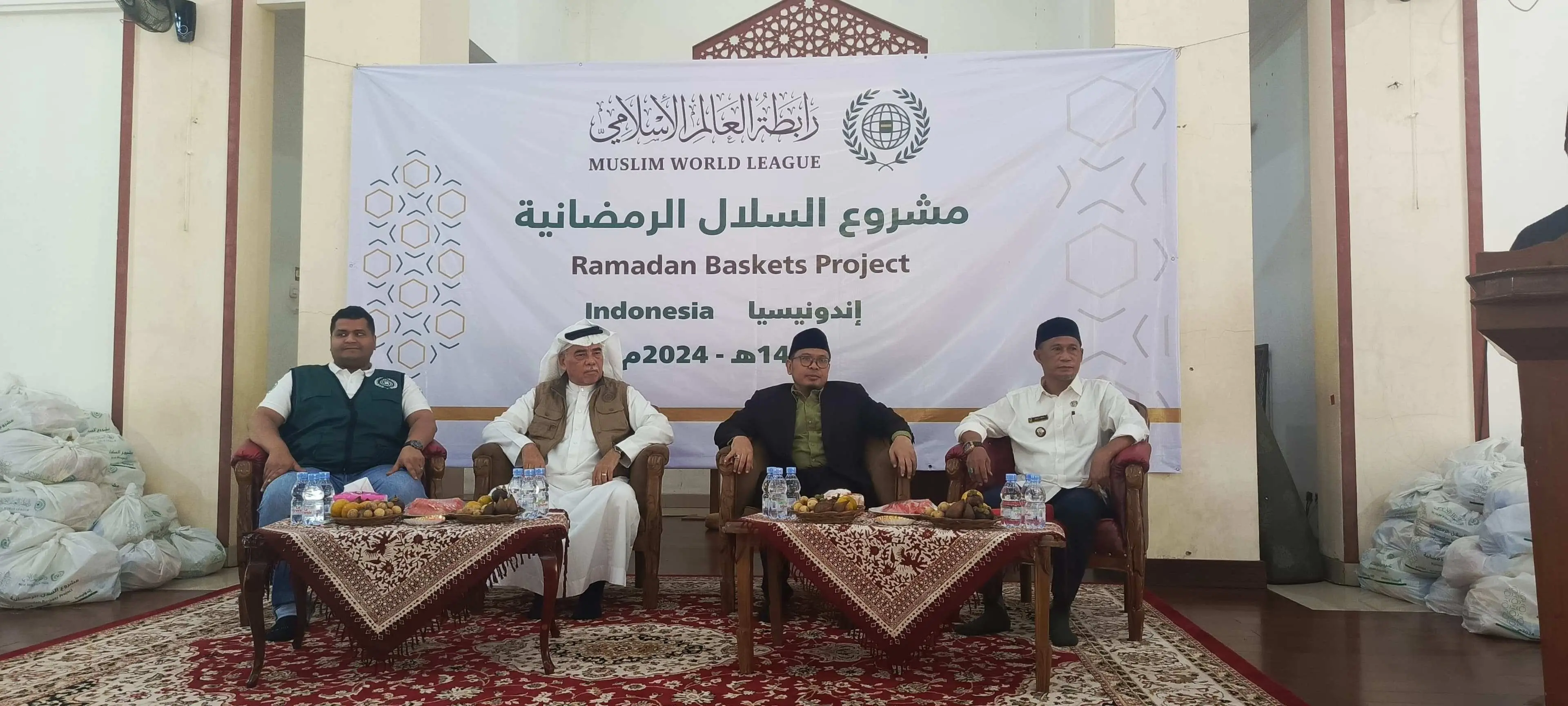 Rabithah 'Alam Islami dan PPTQ Al-Kaukab Lakukan Aksi Berbagi Sembako Gratis