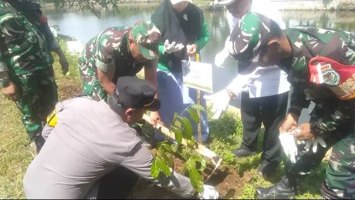 Koramil 0621-05 Gunung Putri Bersama Muspika Tanam 1000 Pohon di Setu Karanggan