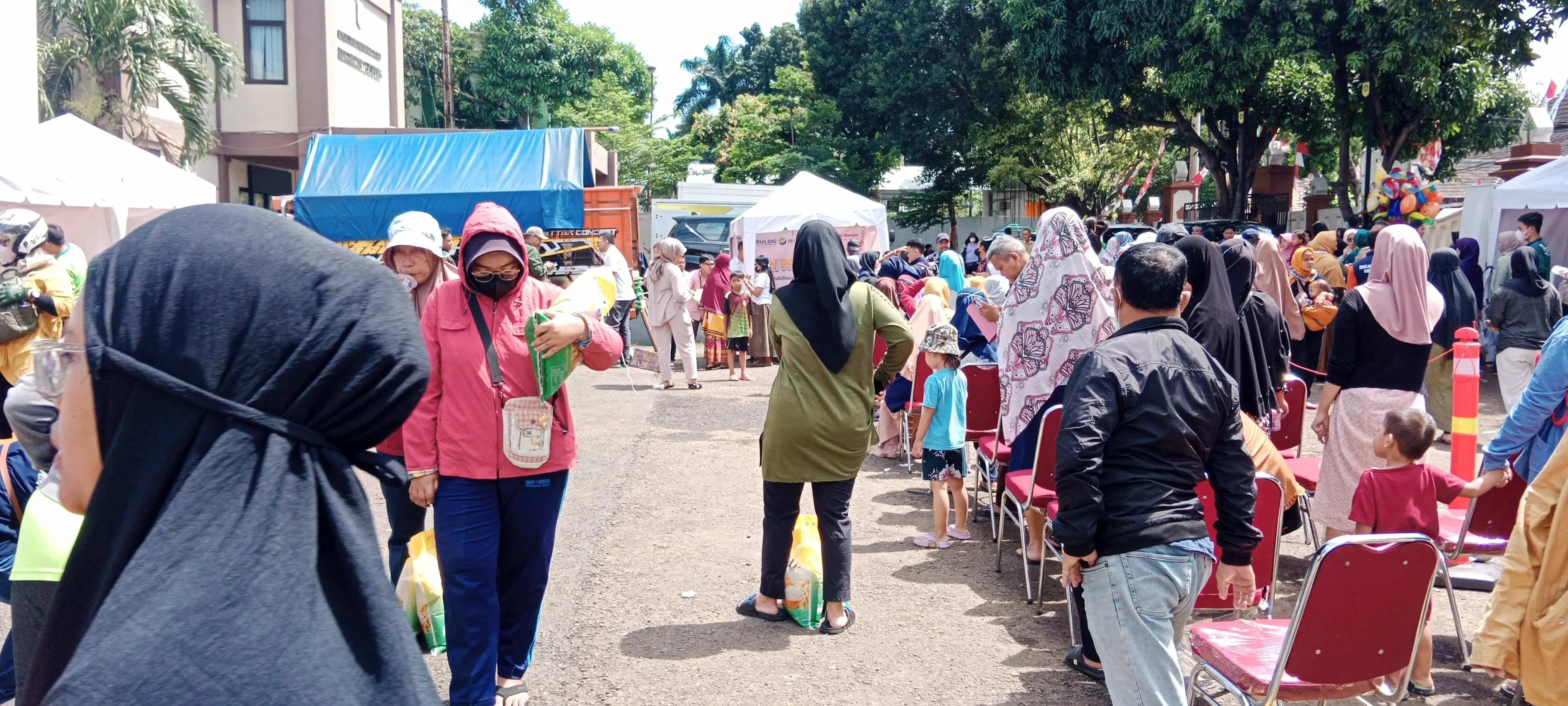 Gebyar Pasar Murah di Kecamatan Cibinong, Antusias Warga Membeludak