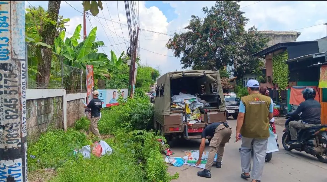 Petugas Gabungan Tertibkan APK di Kecamatan Gunung Putri Saat Masuki Masa Tenang Kampanye