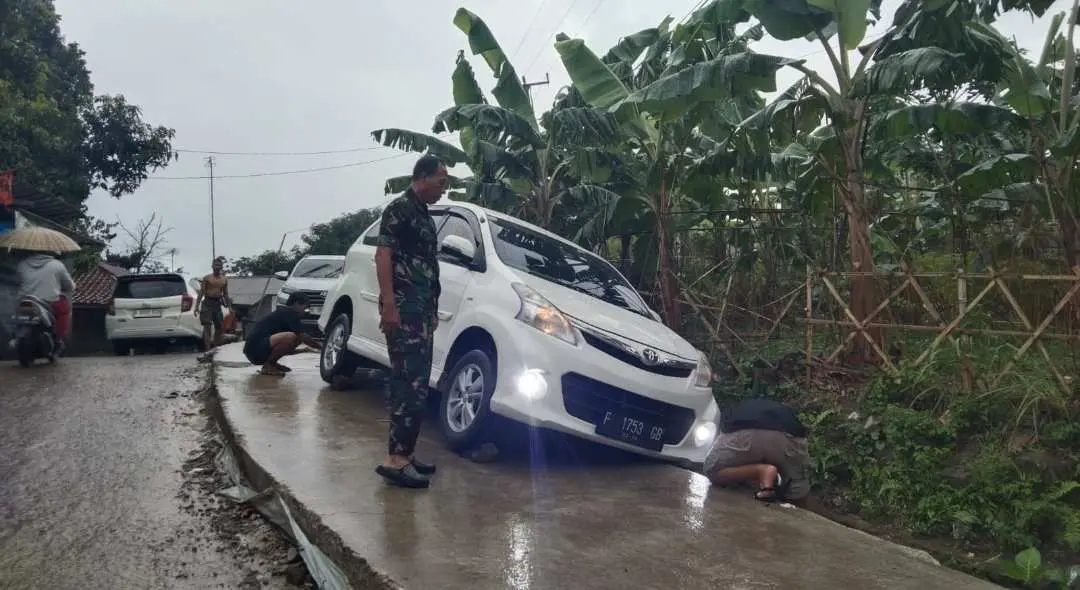 Sejumlah Mobil Terperosok di Lajur Beton Sukamakmur