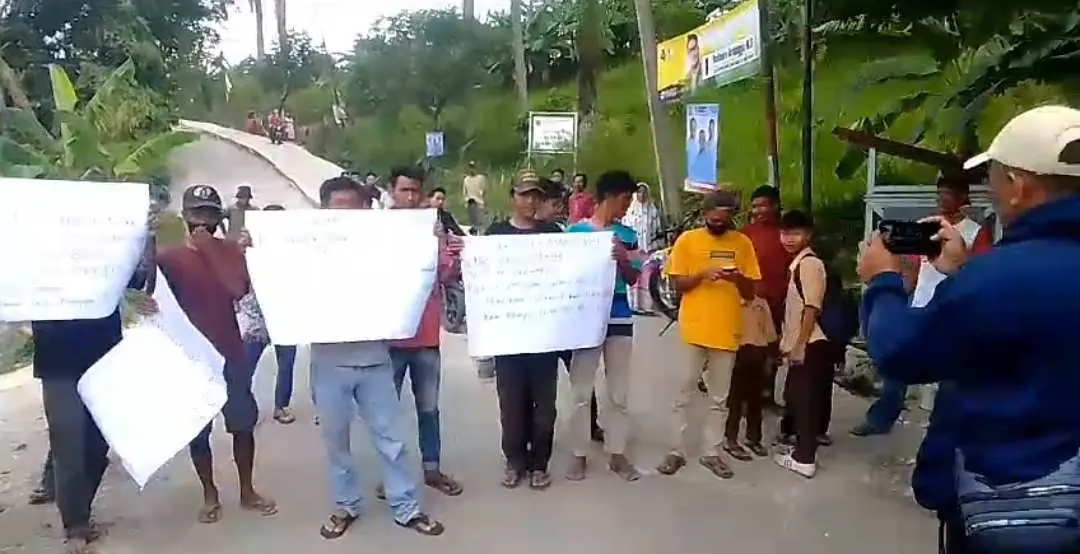Warga Sukamakmur Gelar Aksi Demo Lantaran Pengerjaan Jalan Tak Kunjung Selesai