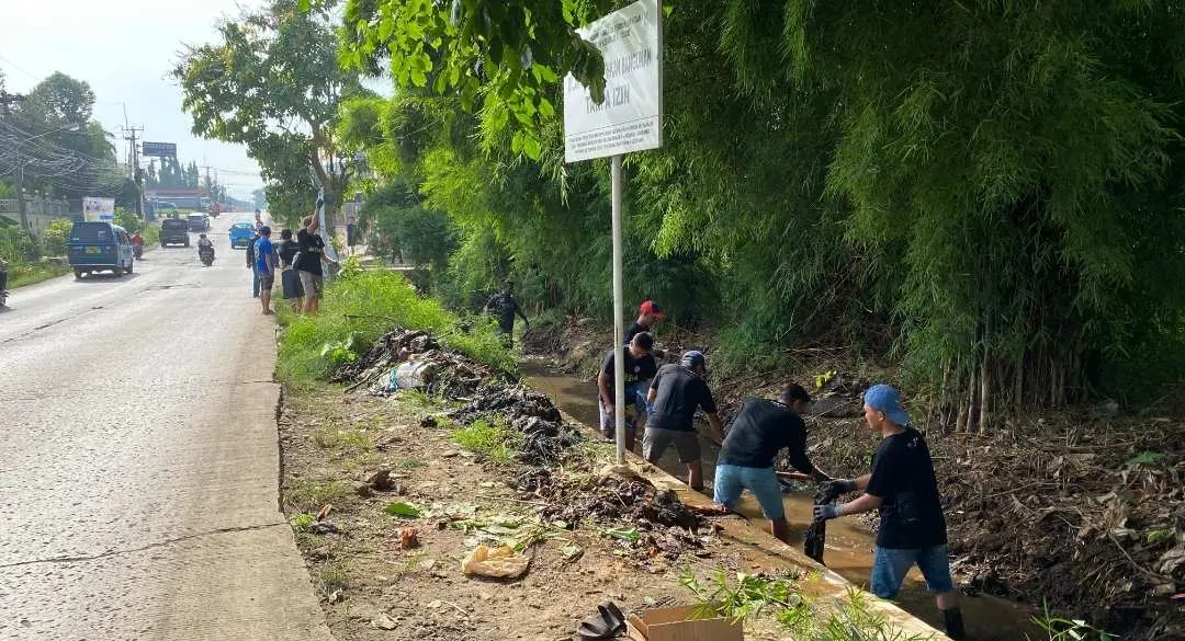 Banjir Di Desa Tlajung Udik Akibat Penyempitan Drynase, Karang Taruna Gotong Royong Bersihkan Selokan
