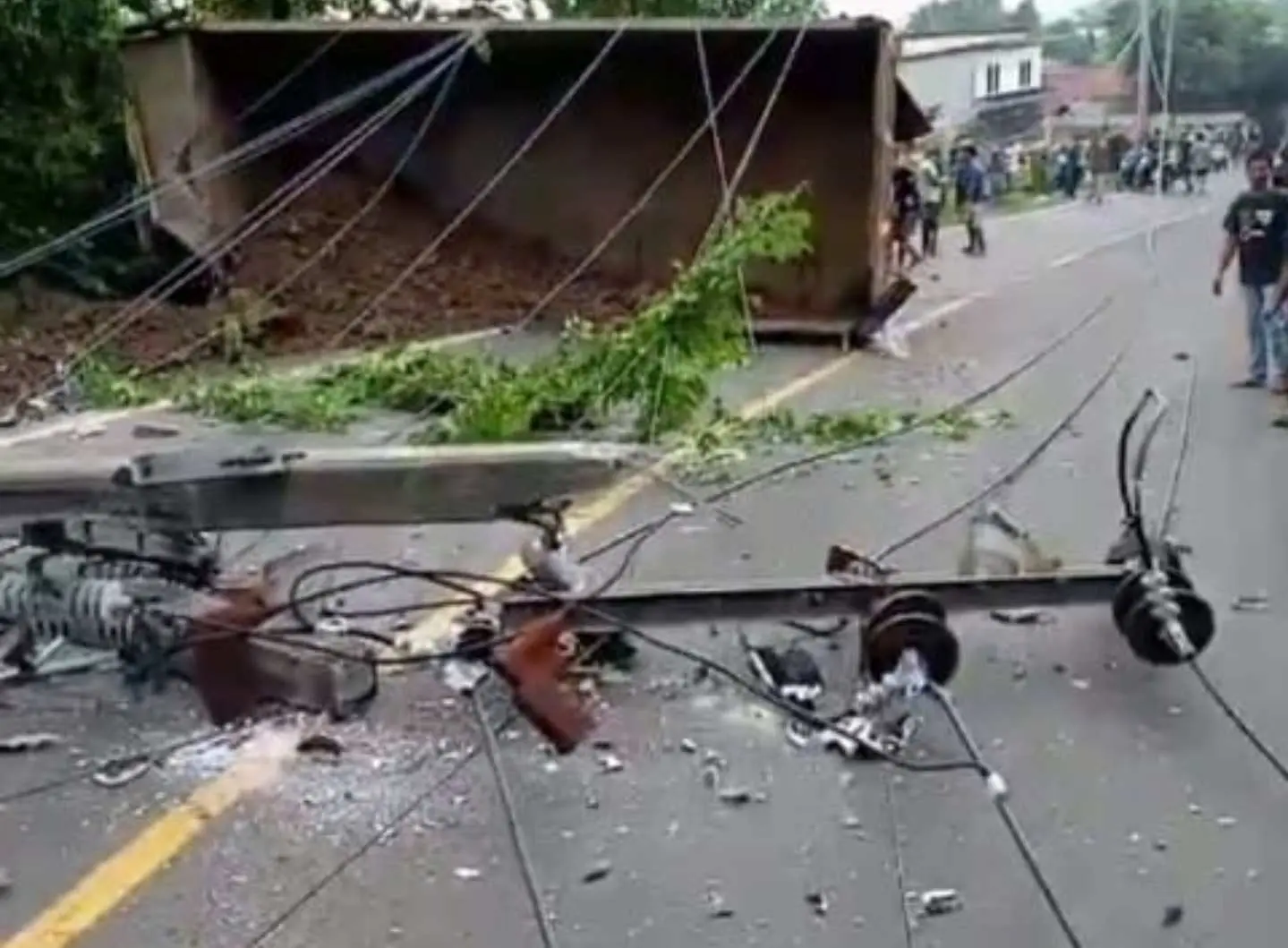 Mobil Truck Tambang Hantam Tiang Listrik, 3 Pengendara Motor Tewas