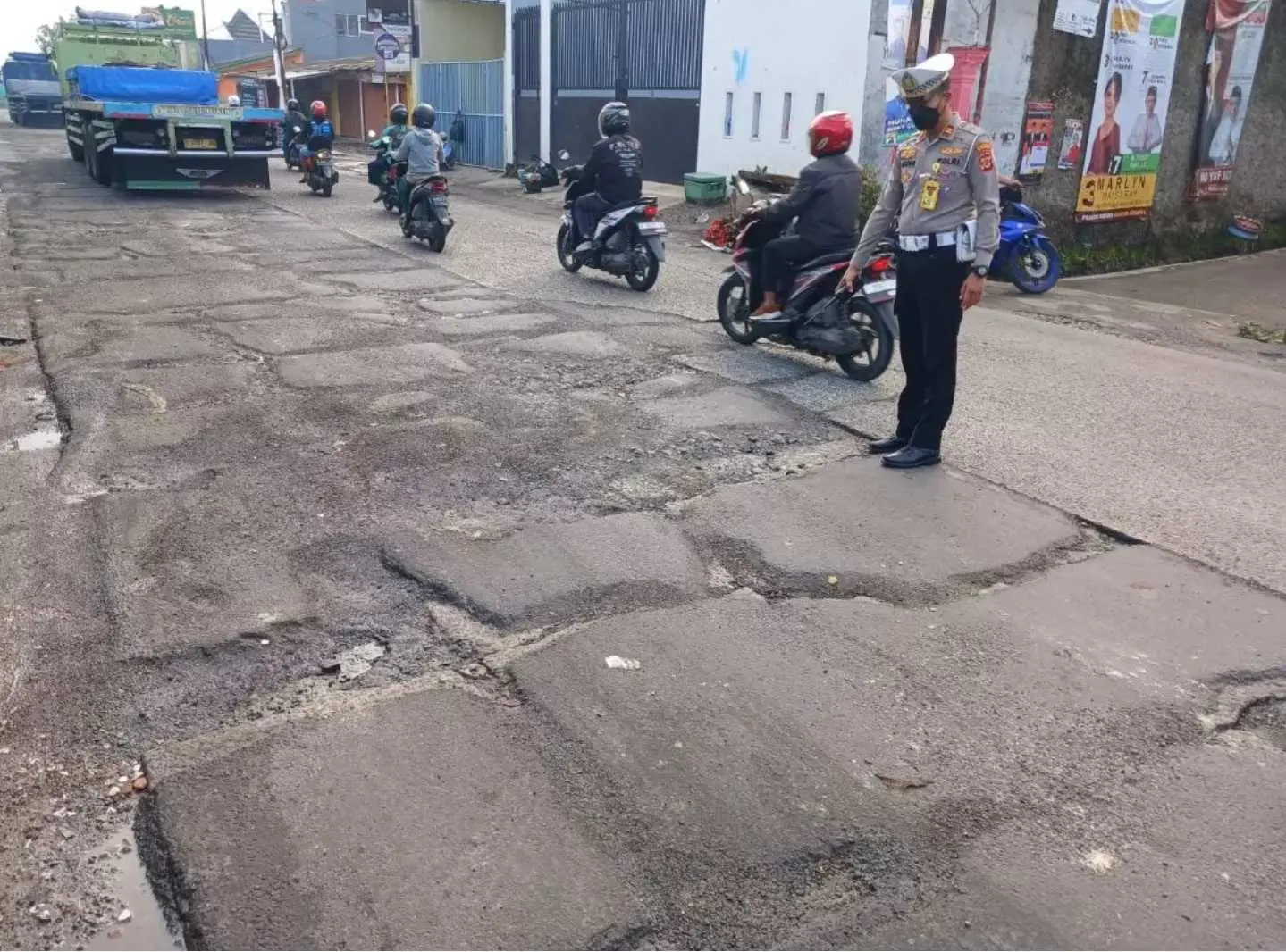 Kondisi Jalan Raya Gunung Putri Mengkhawatirkan, Polsek Gunung Putri Atur Lalin Disetiap Paginya