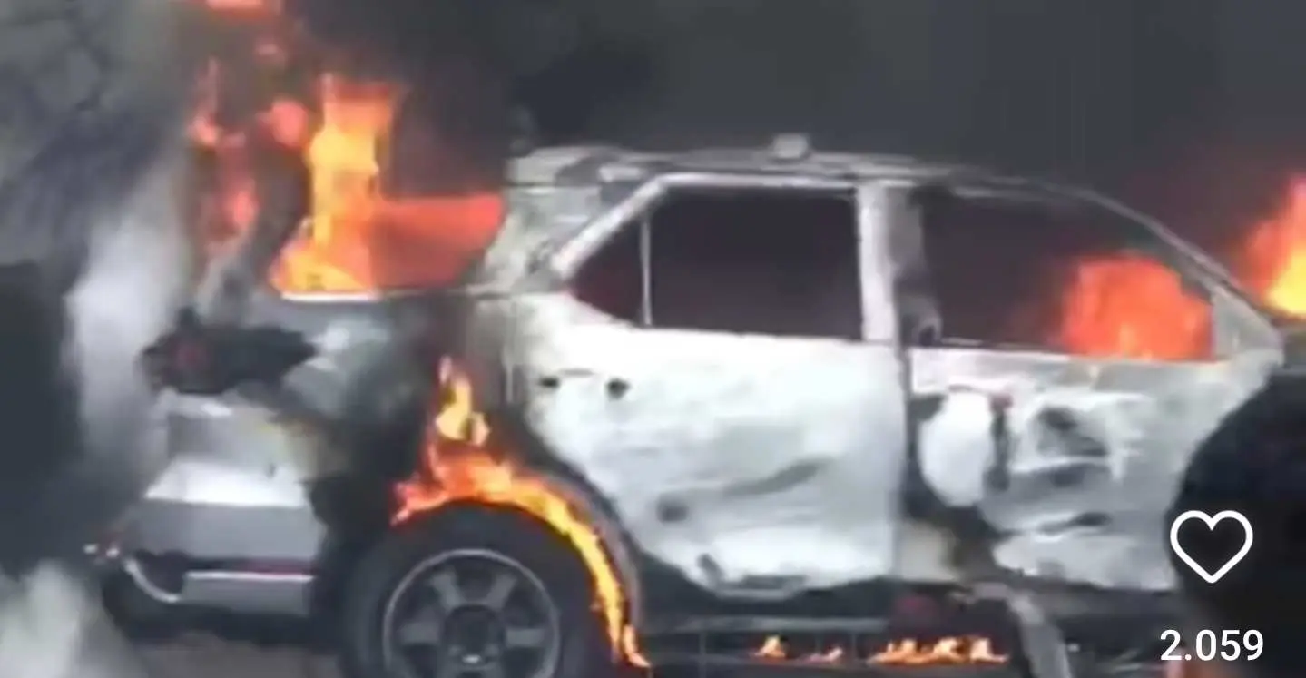 Sebuah Mobil Fortuner Terbakar Dijalan Raya Bojong Kulur - Gunung Putri