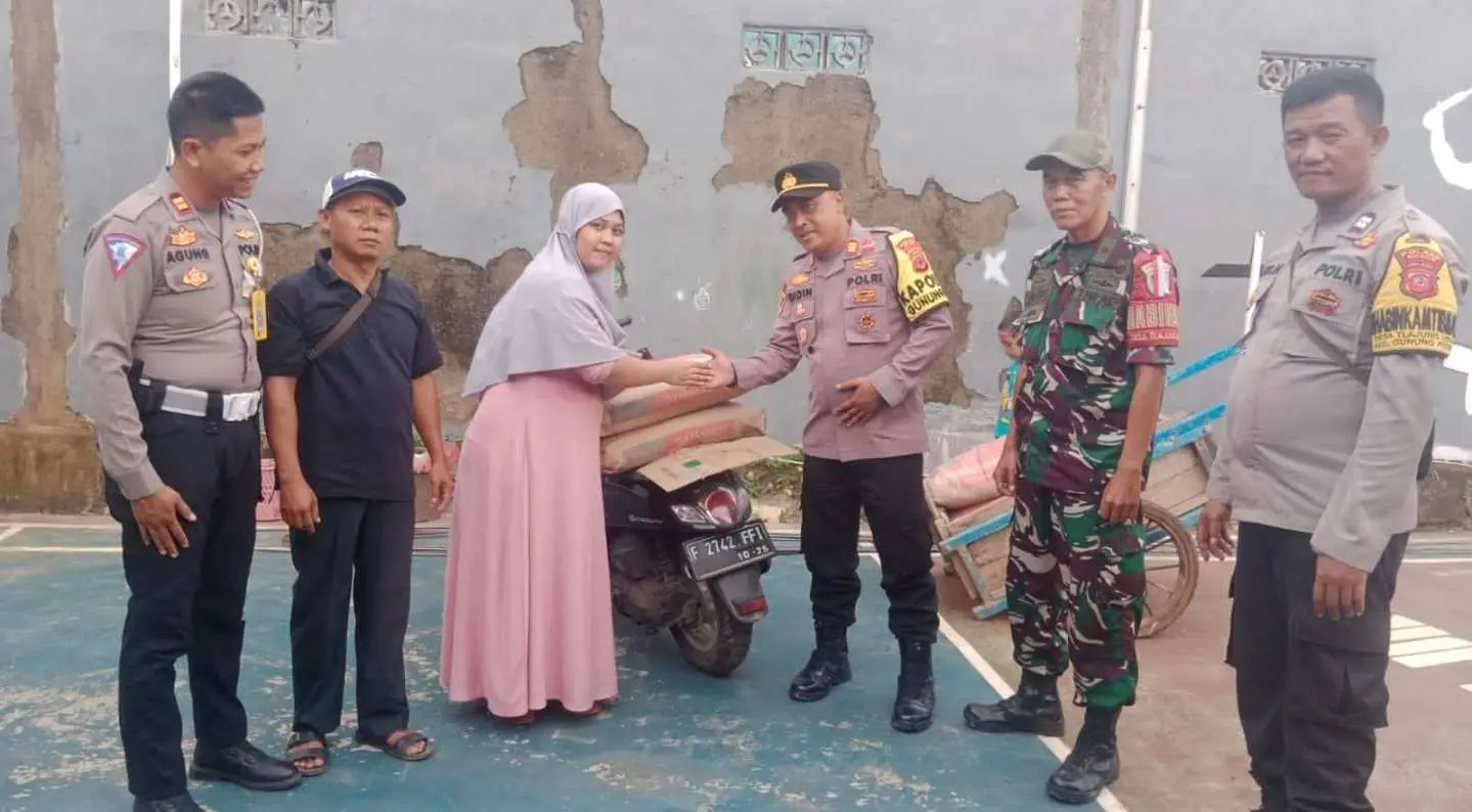 Respon Cepat, Kapolsek Gunung Putri Berikan Bantuan Kepada Korban Rumah Roboh