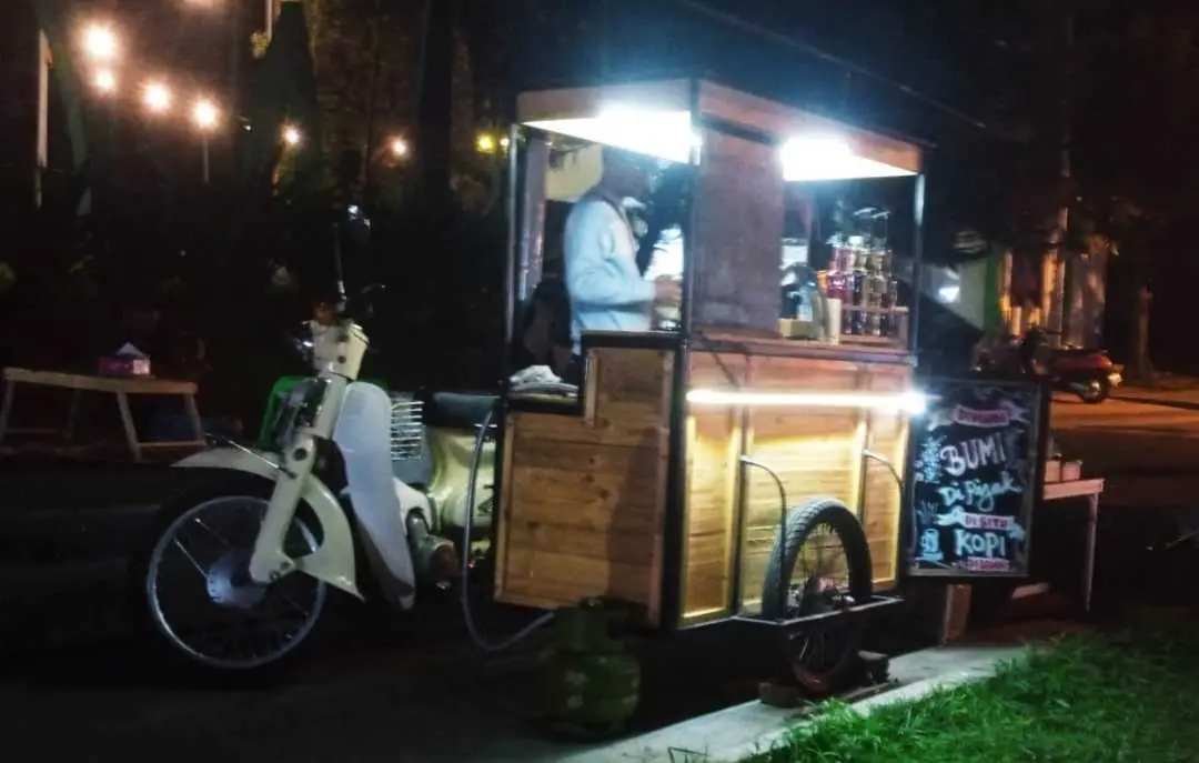 Tawarkan Sensasi Ngopi Dengan Berbagai Varian Rasa Di Pinggir Jalan Apartemen Gunung Putri Square