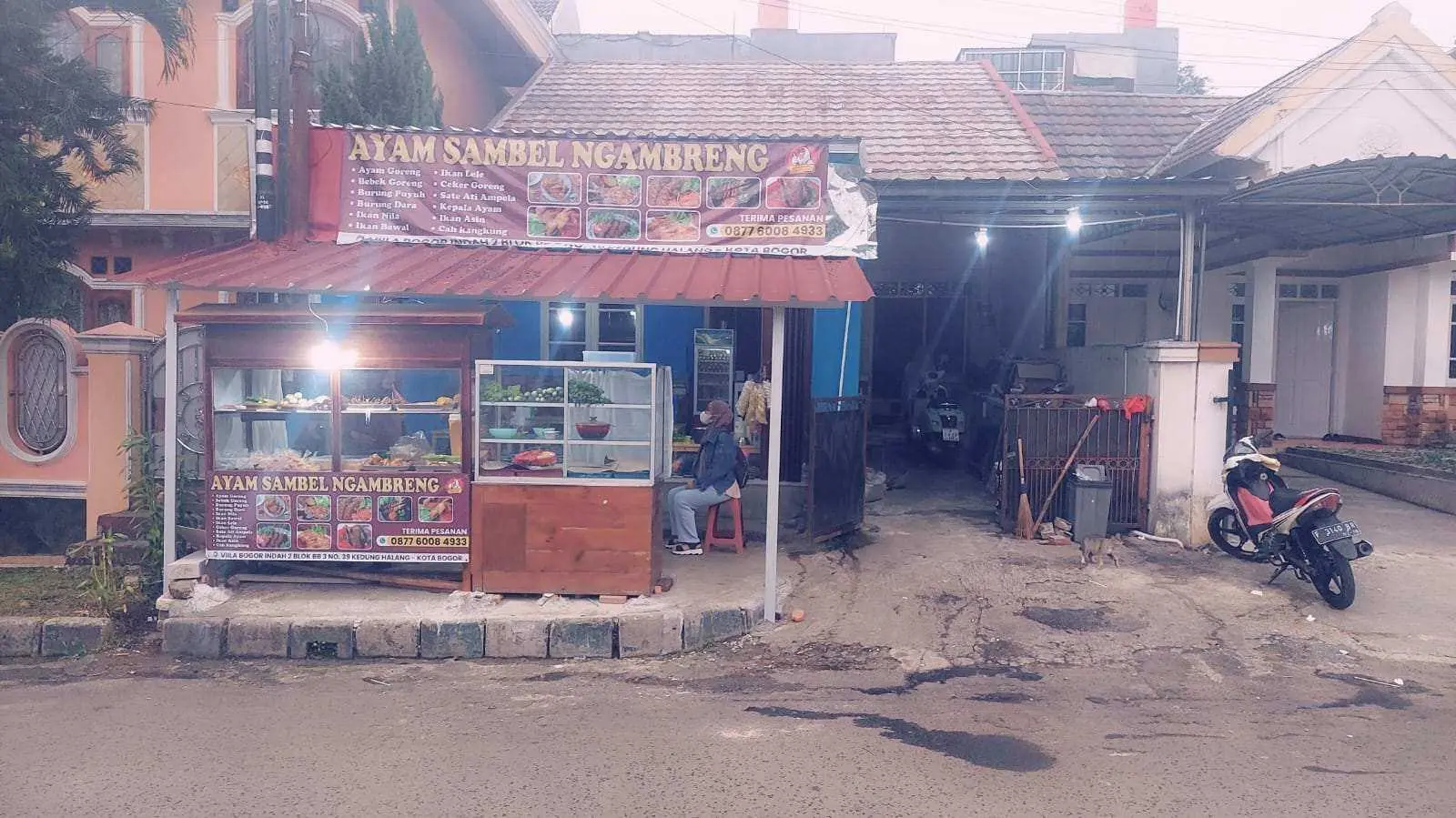 Ngambreng: Yuk Nikmati Bebek Goreng di Lesehan Bang Janwar