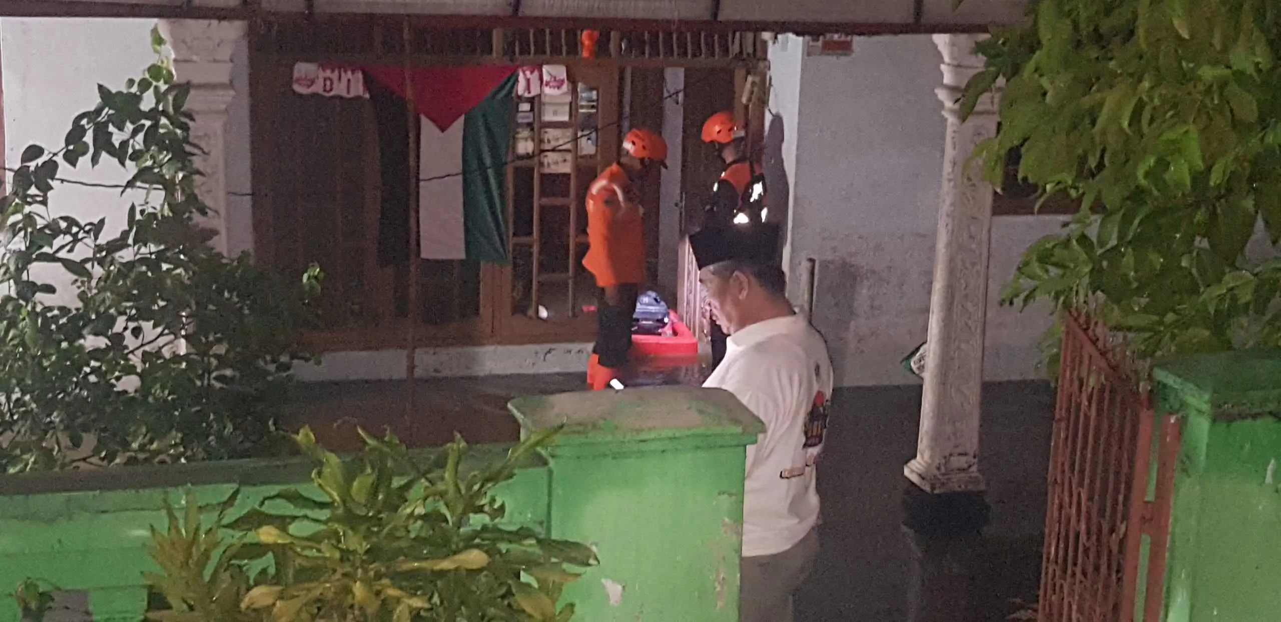 Gercep, H. Adi Suwardi Tinjau Rumah Warga Yang Terdampak Banjir Di Desa Tlajung Udik