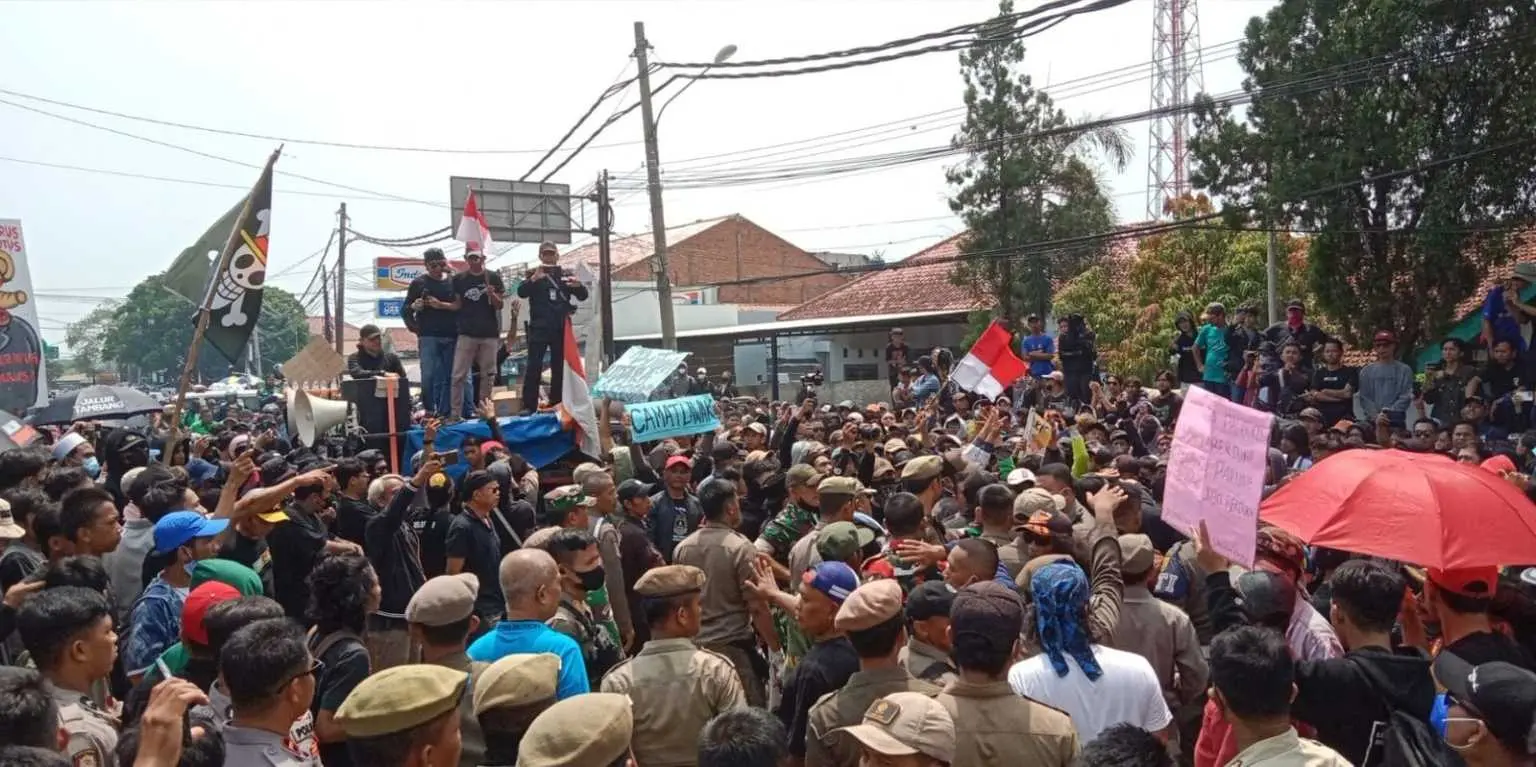 Ratusan Warga Menggelar Aksi Damai Di Depan Kantor Kecamatan Parung Panjang