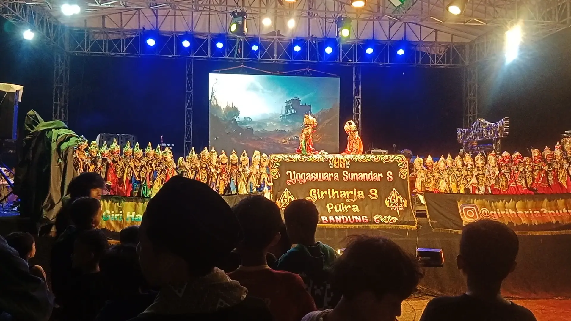 Meskipun Sempat di Guyur Hujan, Ribuan Pasang Mata Turut Hadir Dalam Pegelaran Wayang Golek di Desa Nagrak