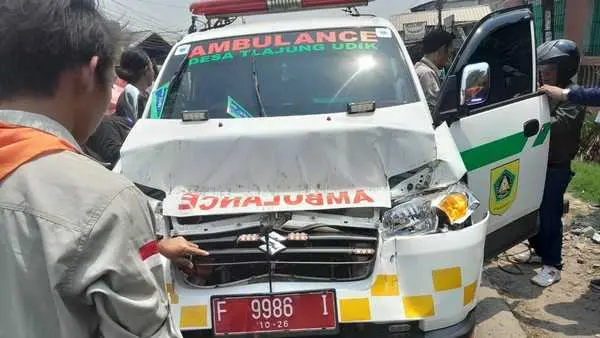 Mobil Ambulan Desa Tlajung Udik Ringsek usai dikendarai ODGJ