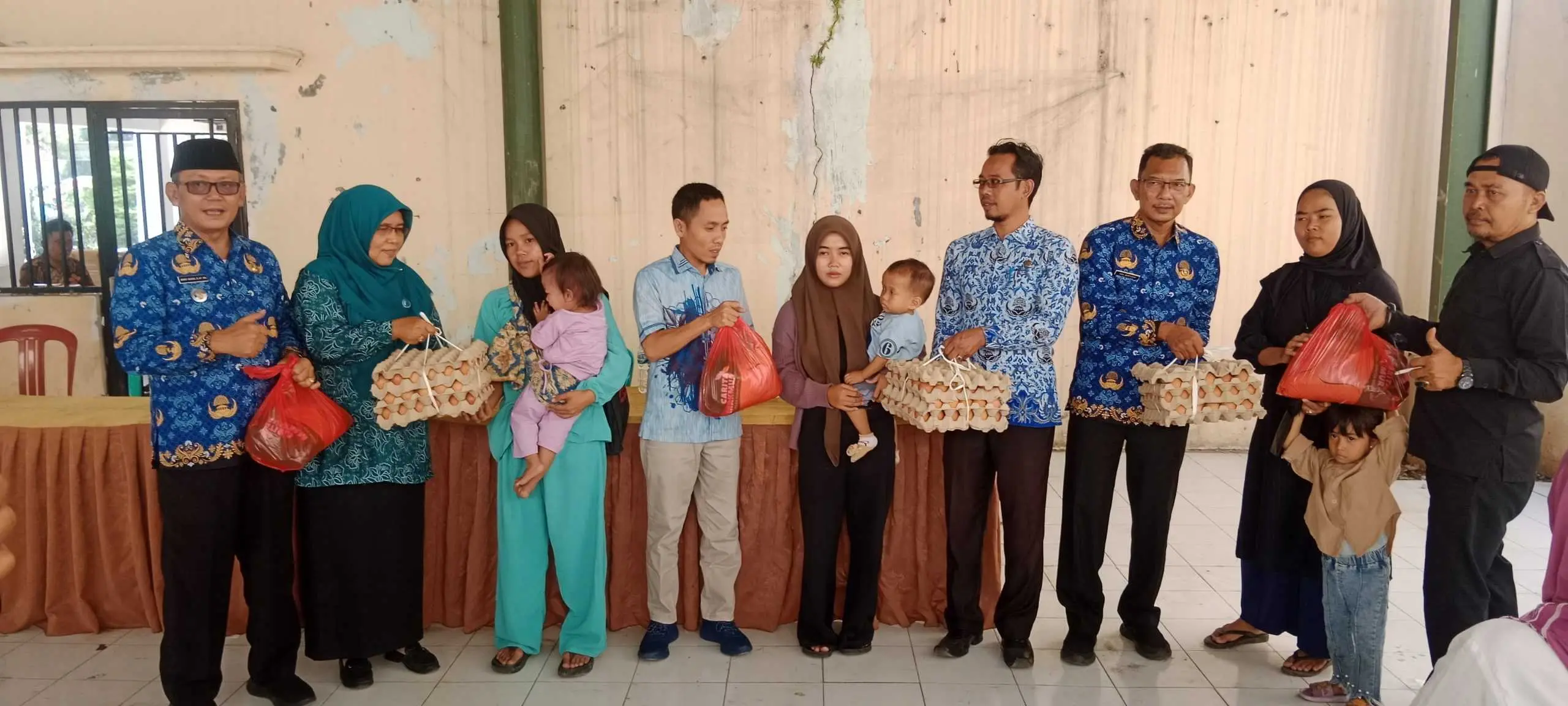 Pendistribusian telur dan beras, guna menurunkan angka stunting di Kecamatan Sukamakmur. 