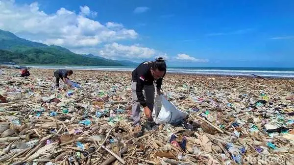 Ditolak Kades dan siap di laporkan Karang Taruna, buntut Pandawa Group sebut Pantai Loji Sukabumi terkotor No 4 di Indonesia.