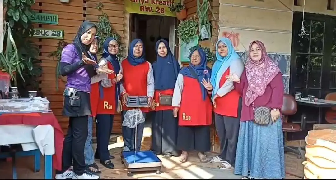 Kang Ipul berikan bantuan kepada bank sampah KRL 28 Desa Tlajung Udik.