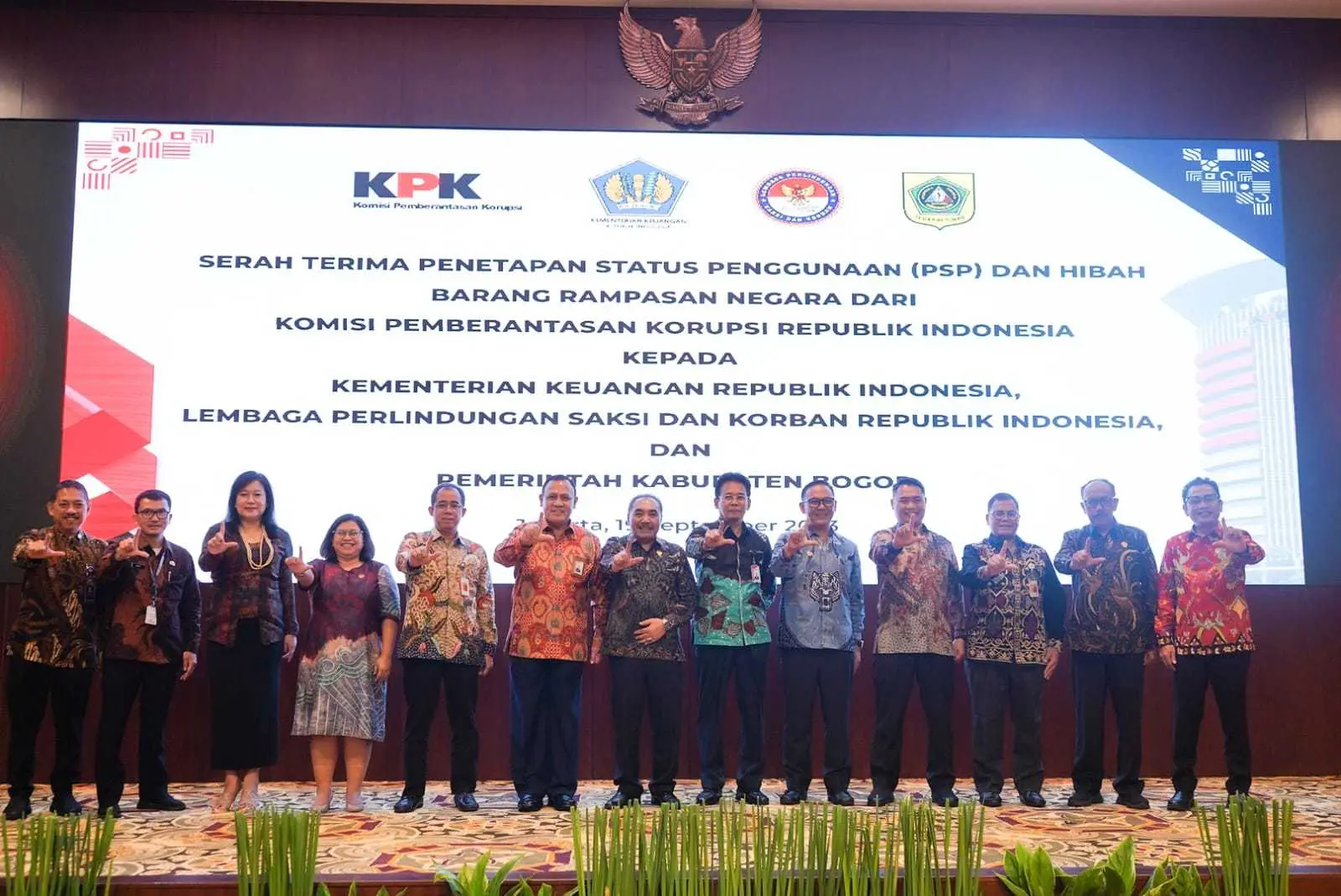 Bupati Bogor Tandatangani Serah Terima Barang Rampasan Negara Melalui Hibah Dari KPK Untuk Pemkab Bogor.