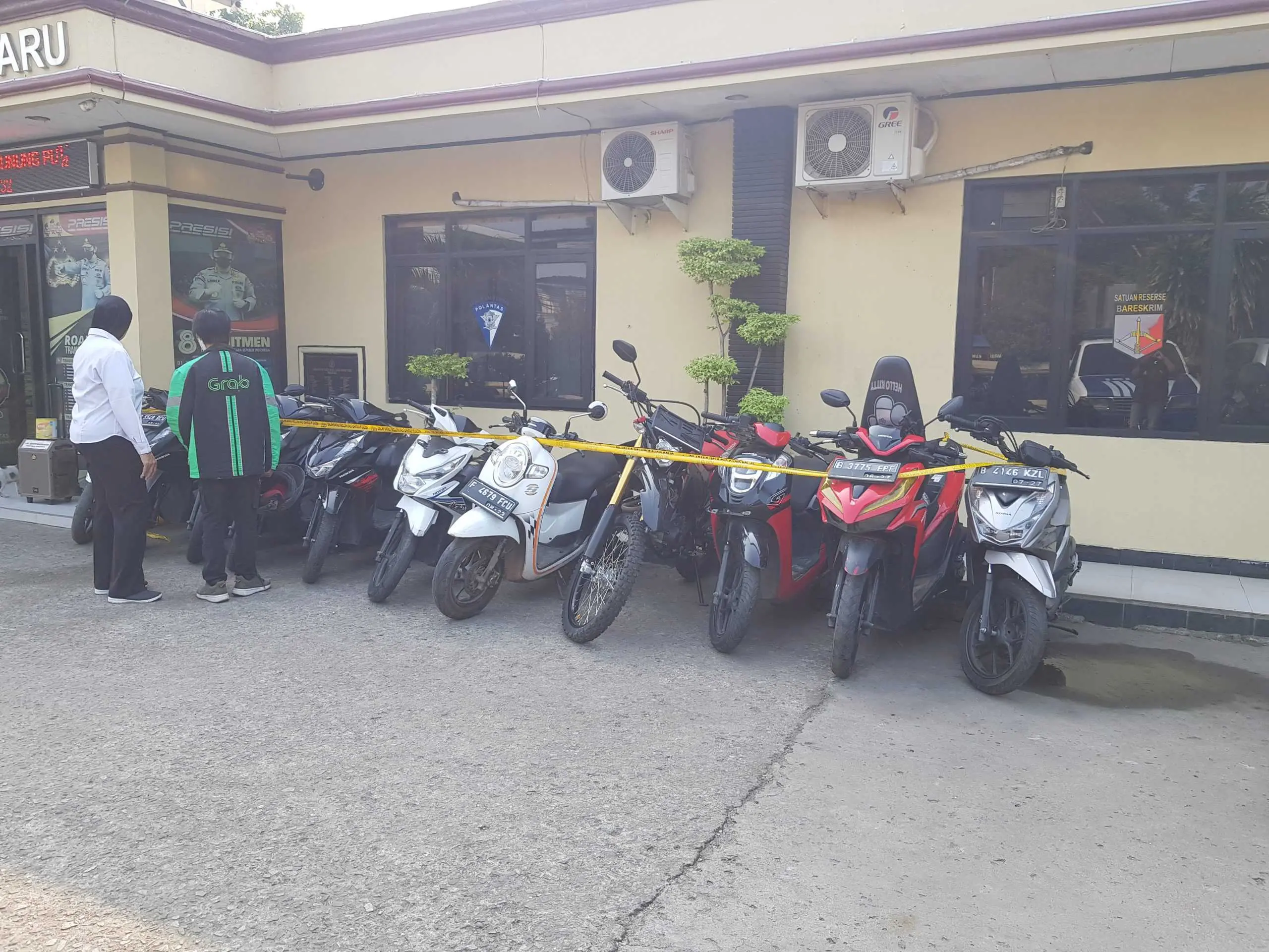 Polsek Gunung Putri berhasil mengamankan 11 Unit sepeda Motor dan 1 Unit Mobil dari hasil pengembangan.