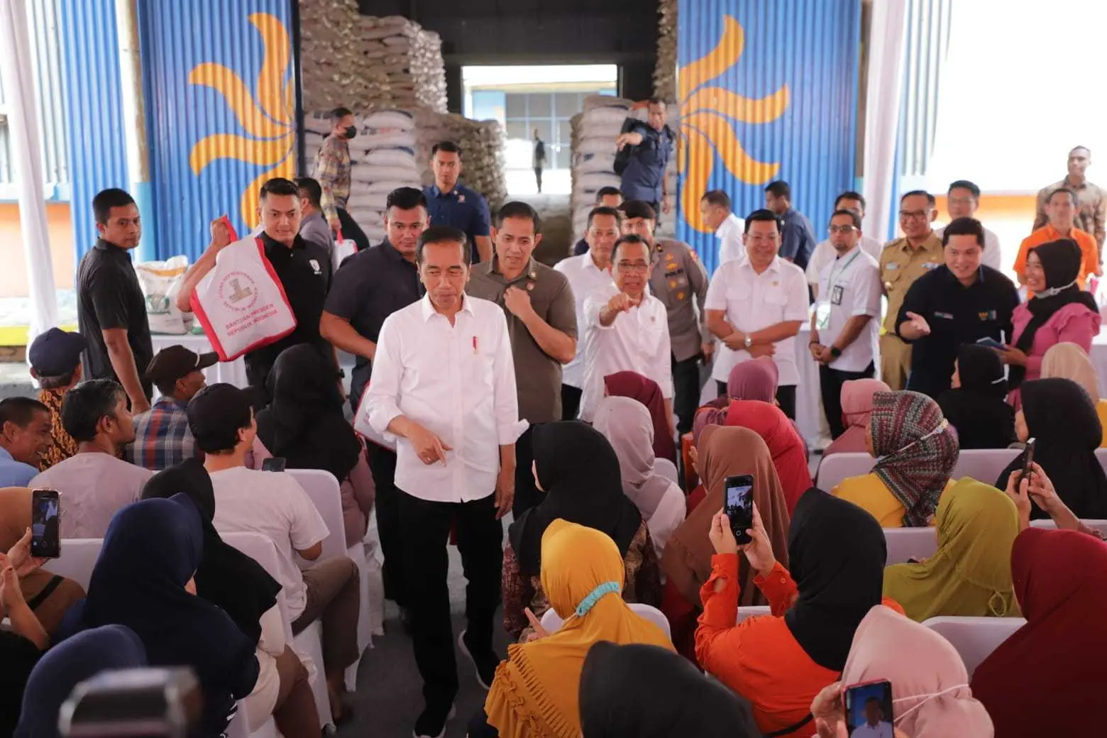 Presiden RI didampingi Bupati Bogor, tinjau langsung Gudang Beras Bulog di Kecamatan Rumpin.