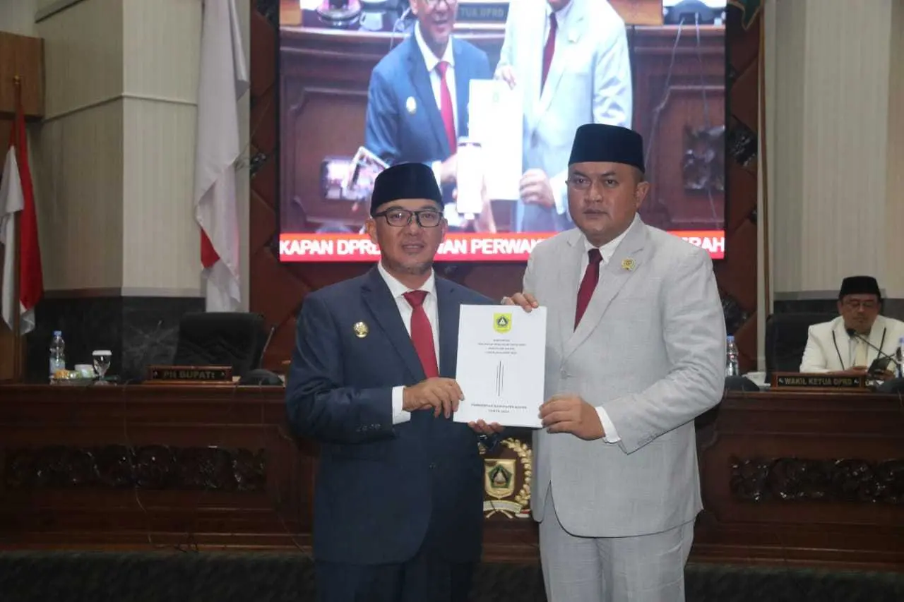 Iwan Setiawan Sampaikan Dokumen Rancangan Perubahan KUA Dan Perubahan PPAS Pada Rapat Paripurna.